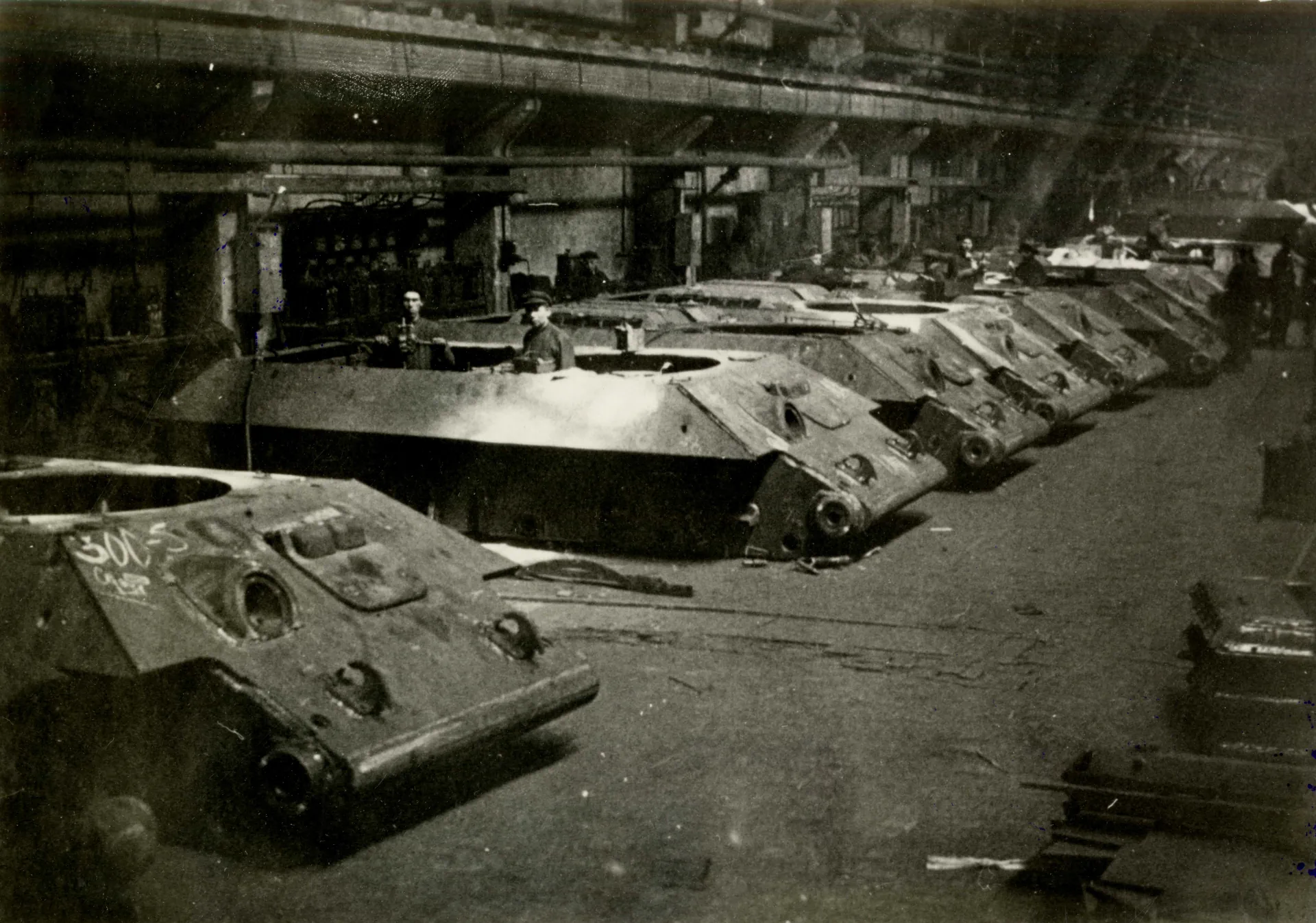 Бронекорпуса танков Т-34, произведенные на заводе № 183. г. Нижний Тагил. [не ранее 1941 г.]. Ф. 221. Оп. 3. Д. 1599/1