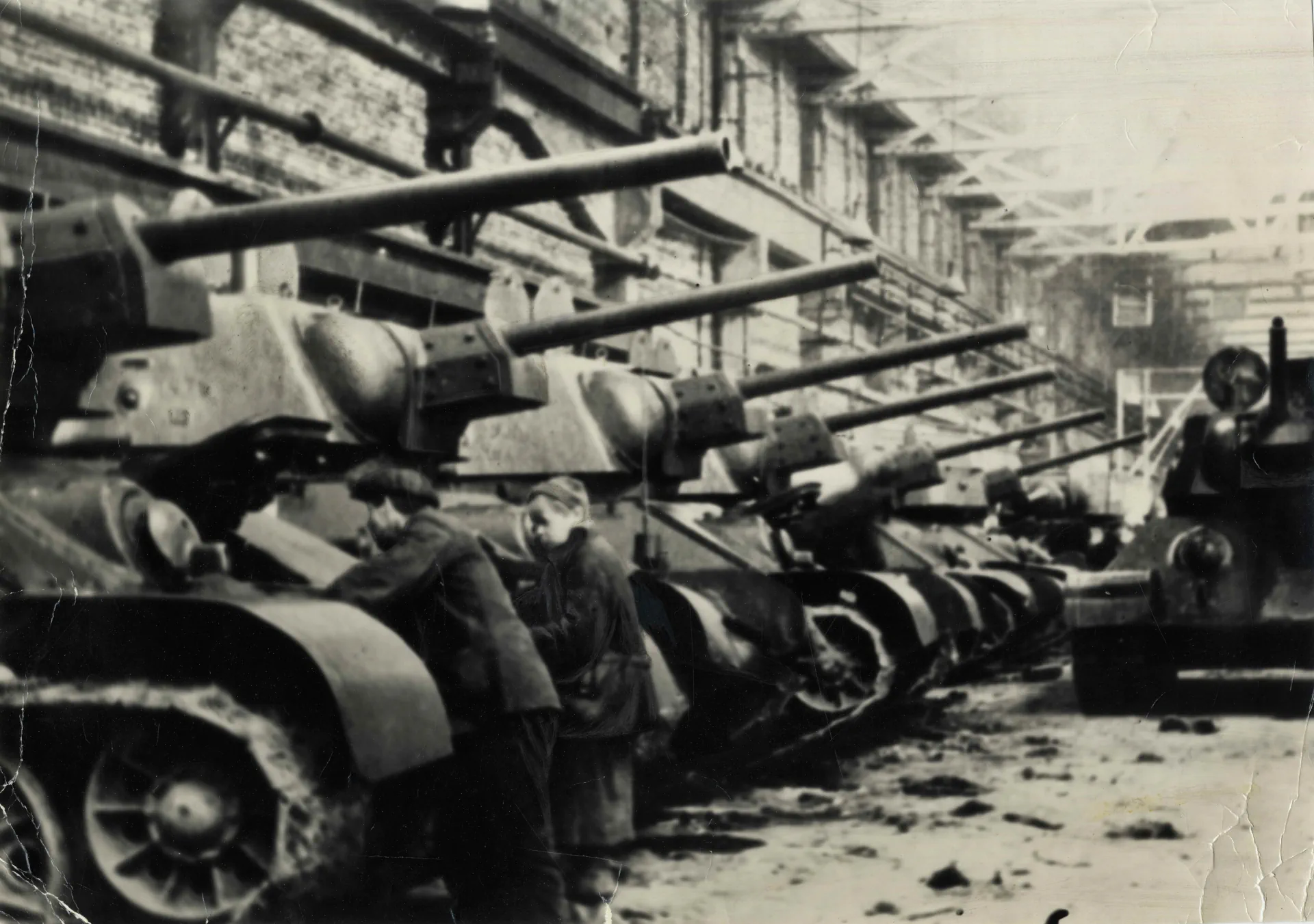 Танки Т-34 в сборочном цехе Уралмашзавода. Дети в сборочном цеху. Ф. 221 Оп. 3 Д. 1605 Л. 2