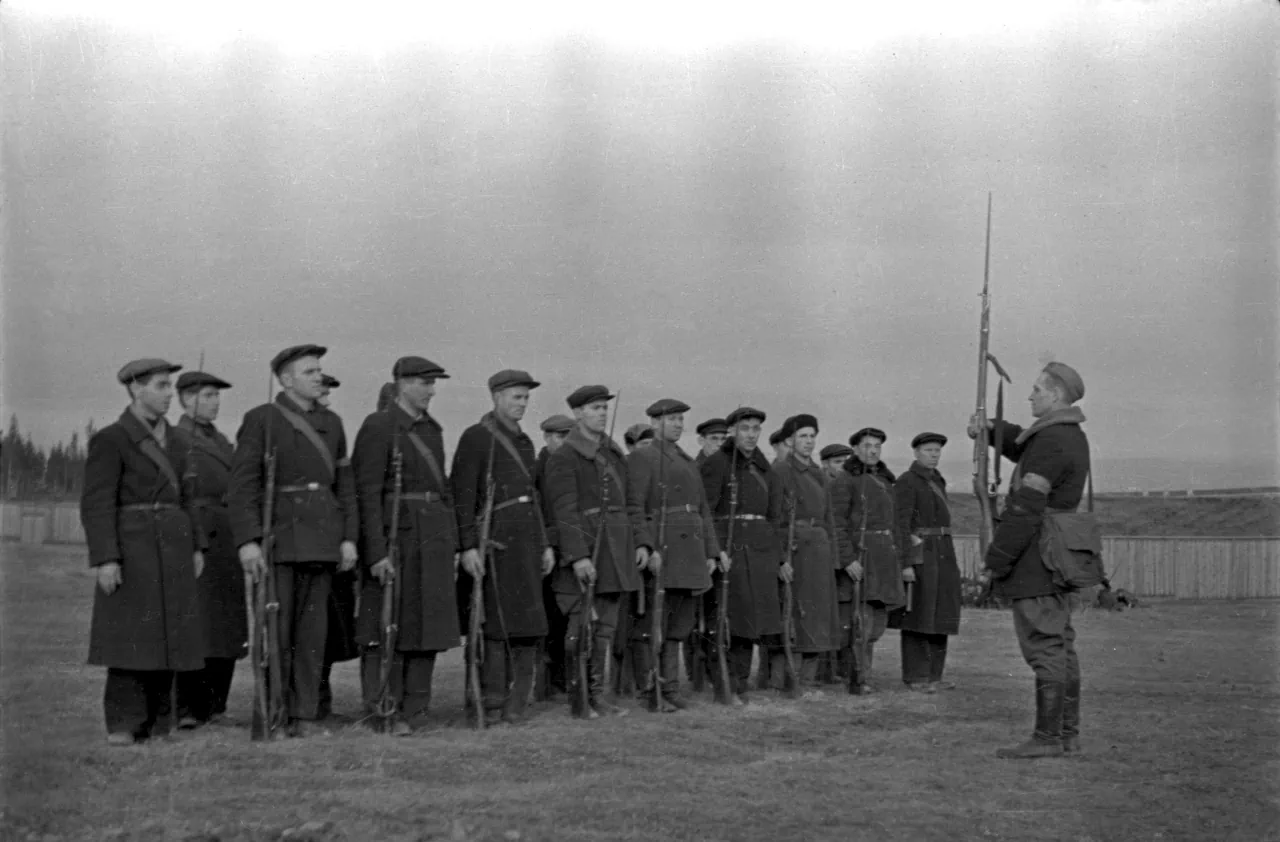 Рабочие Уральского завода тяжелого машиностроения проходят военное обучение. [1942 г.]
Автор съемки М.А. Инсаров.
Государственный архив социально-политической истории Свердловской области
ГАСПИСО.Ф. 221. Оп. 3. Д. 727.Л. 436.