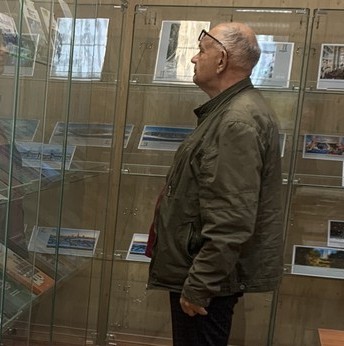 Вадим Осипов у стендов юбилейной выставки