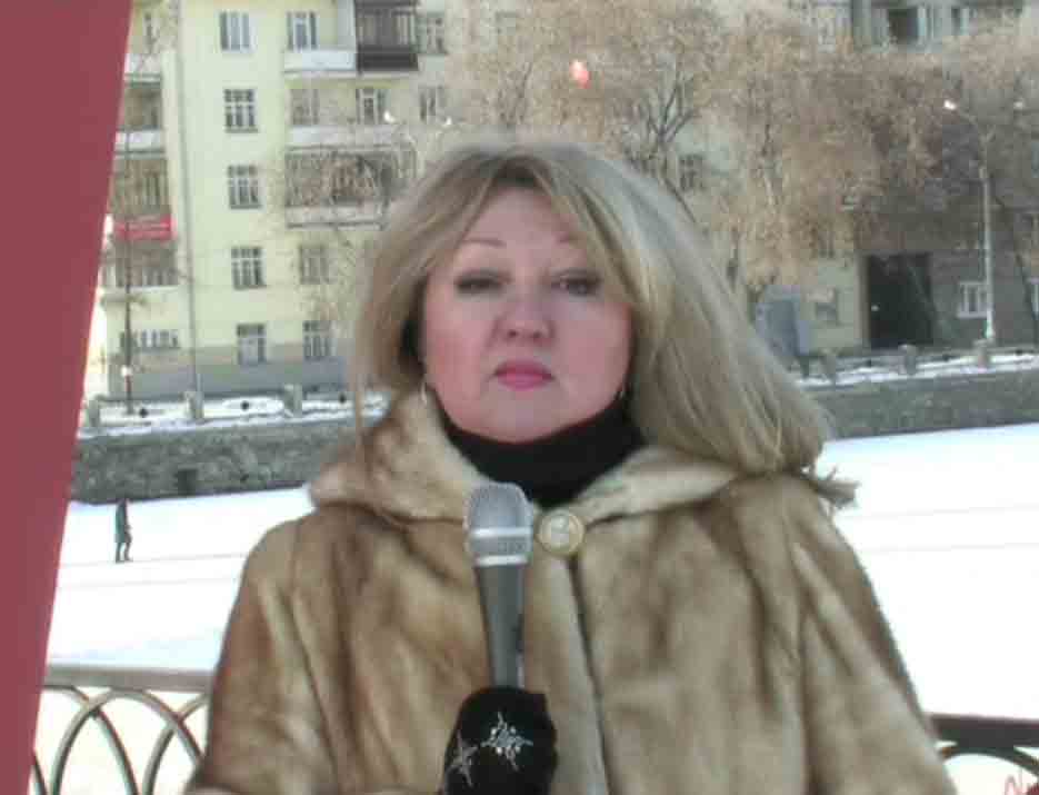 Кадр из видеосюжета об интервью жителей гор. Екатеринбурга о революционных событиях 1917 года с изображением журналиста О.Земеровой